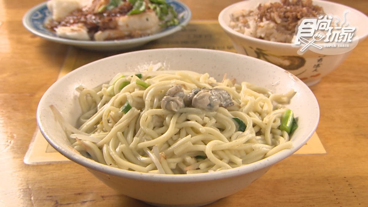 「炒蚵麵」蚵仔鮮味濃郁，麵條柔軟滑順。