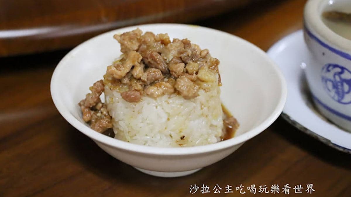 筒仔米糕上面的肉燥給得很大方，而且肥瘦比例均勻。（圖片來源：沙拉公主吃喝玩樂看世界）