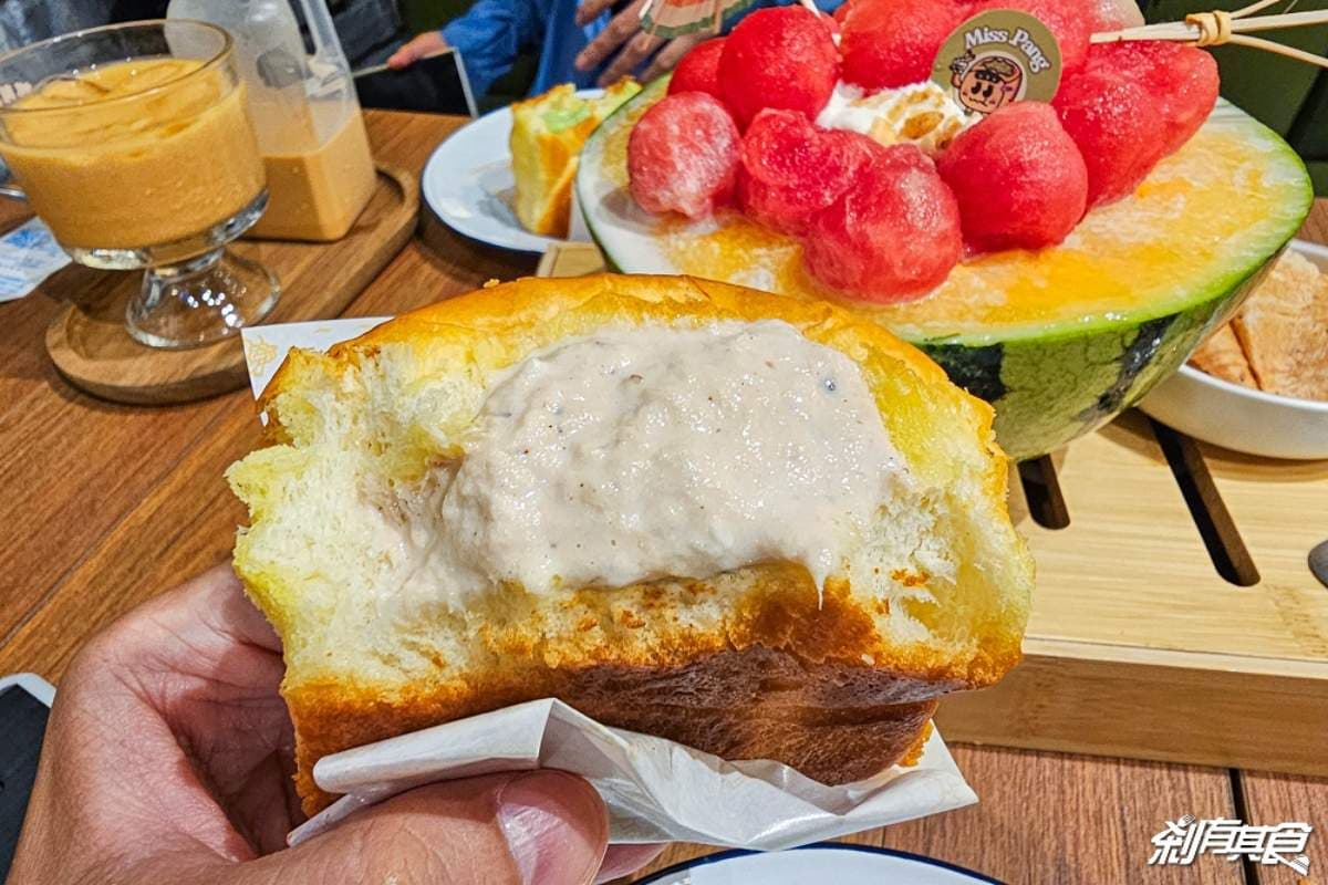 【新開店】台中首間「泰式甜點專賣」！必吃曼谷爆餡烤麵包，爽嗑半顆西瓜冰