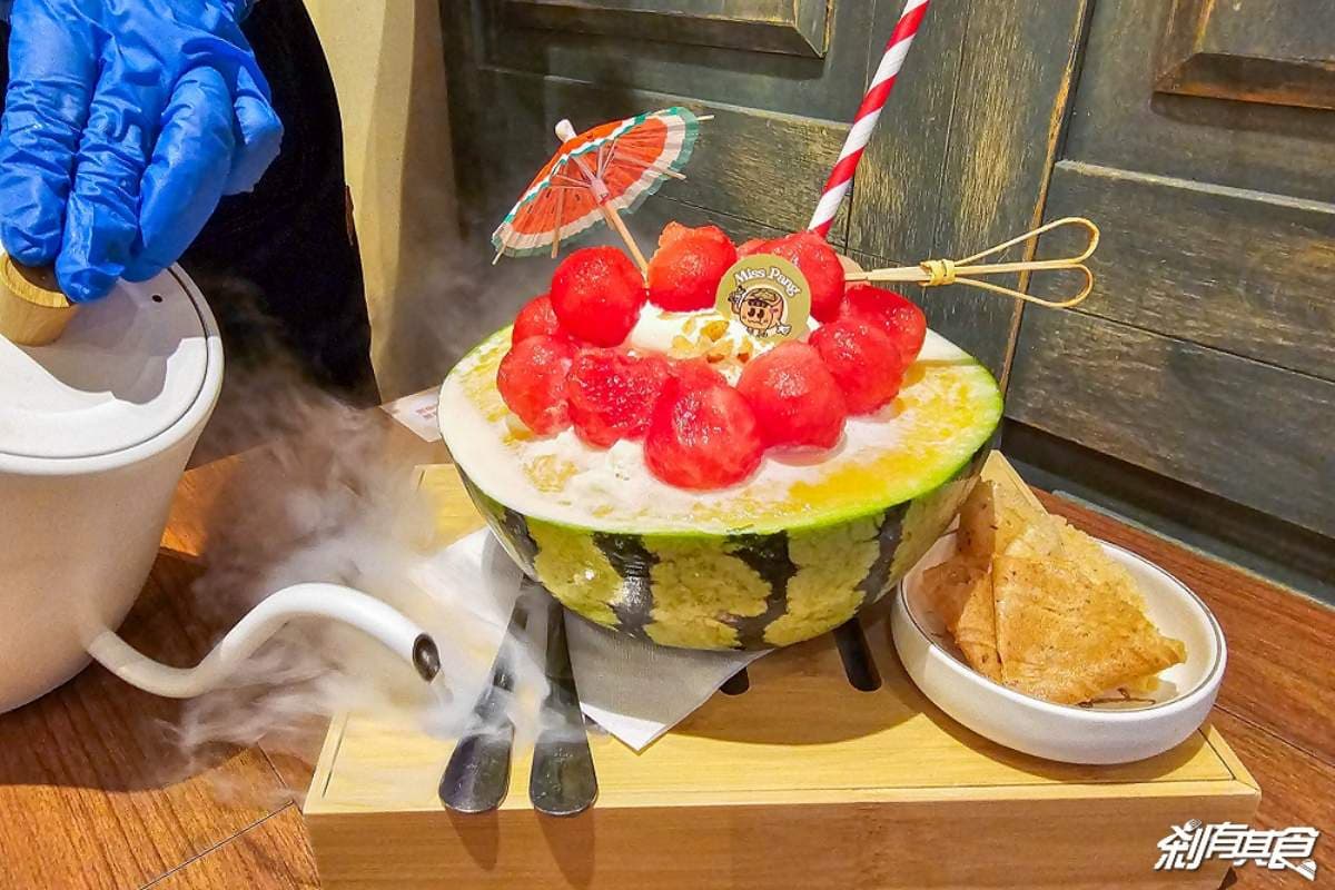 【新開店】台中首間「泰式甜點專賣」！必吃曼谷爆餡烤麵包，爽嗑半顆西瓜冰