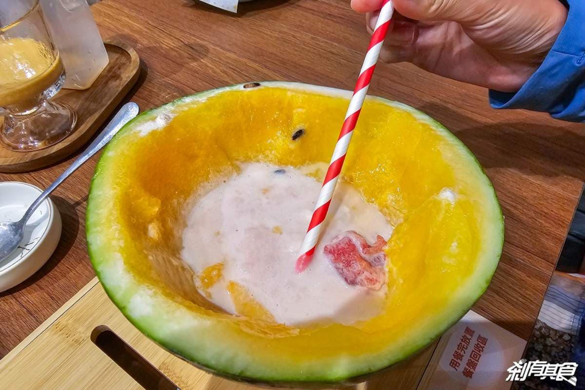 【新開店】台中首間「泰式甜點專賣」！必吃曼谷爆餡烤麵包，爽嗑半顆西瓜冰