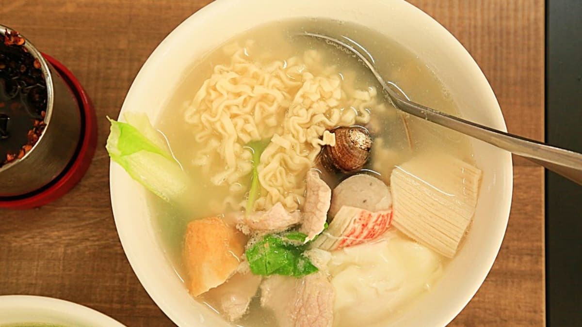 「鍋燒拉麵」口感則是較硬，整體表現還是沒有鍋燒意麵驚豔。（圖片來源：熱血玩台南。跳躍新世界）