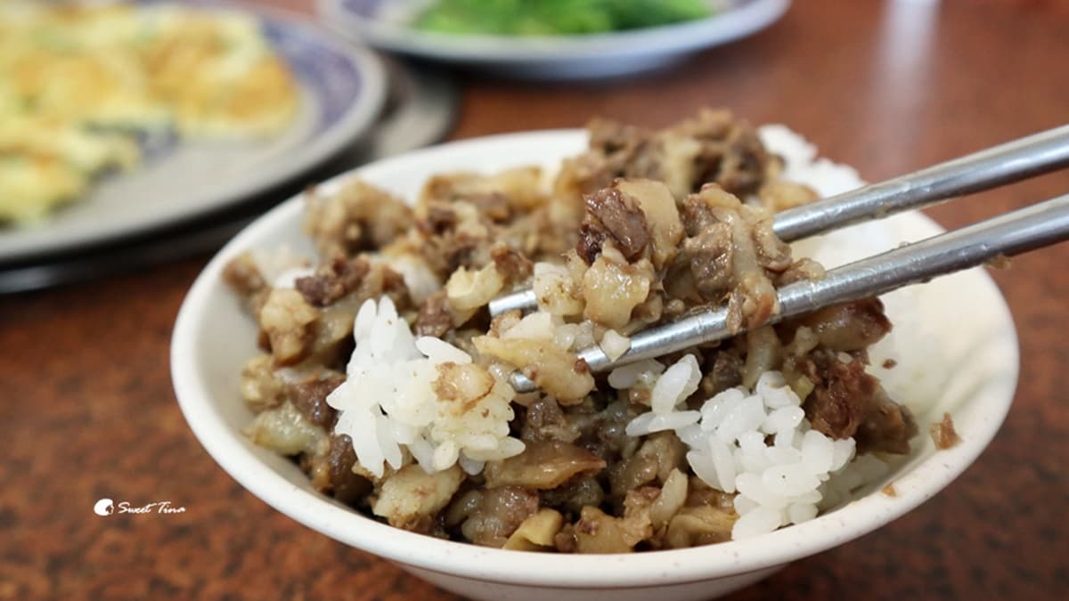 點１份牛肉湯或熱炒，則是可以享白飯免費吃到飽，也會附上１份肉燥。（圖片來源：SWEET TINA）