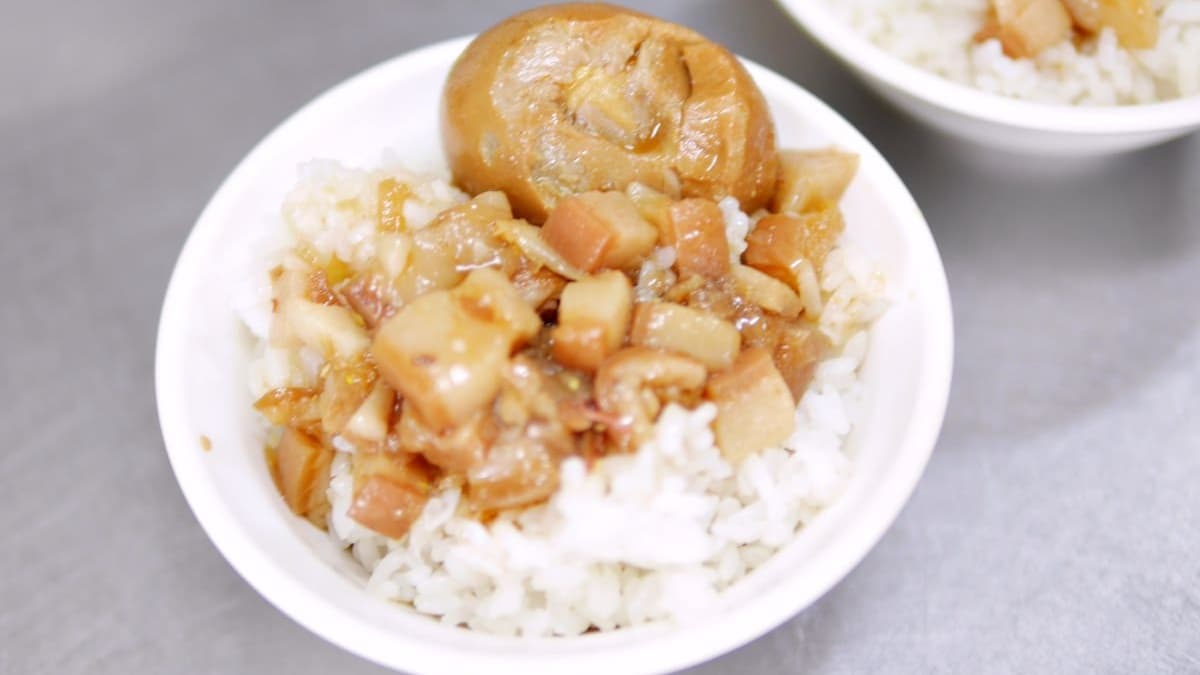 肉燥飯油油亮亮的肉燥淋上去，為這餐再加分！（圖片來源：曼達愛吃鬼）