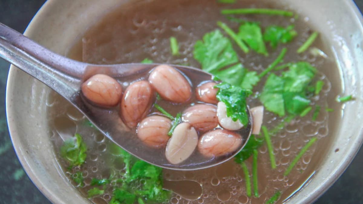 「花生湯」使用清燉豬腳熬製，湯頭清香不油膩。（圖片來源：13’s幸福食光）
