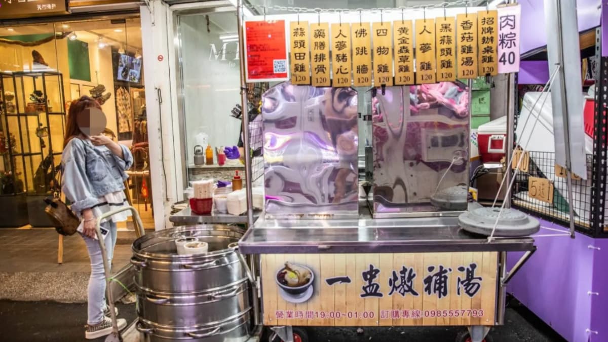 嘉義宵夜想吃點補的，可以來這間開到凌晨12點的「一盅燉補湯」。（圖片來源：大手牽小手。玩樂趣）