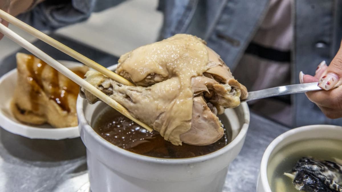 「香菇雞湯」除了大雞腿還有大朵香菇，湯頭清爽甘甜，並保留濃厚的菇香。（圖片來源：大手牽小手。玩樂趣）