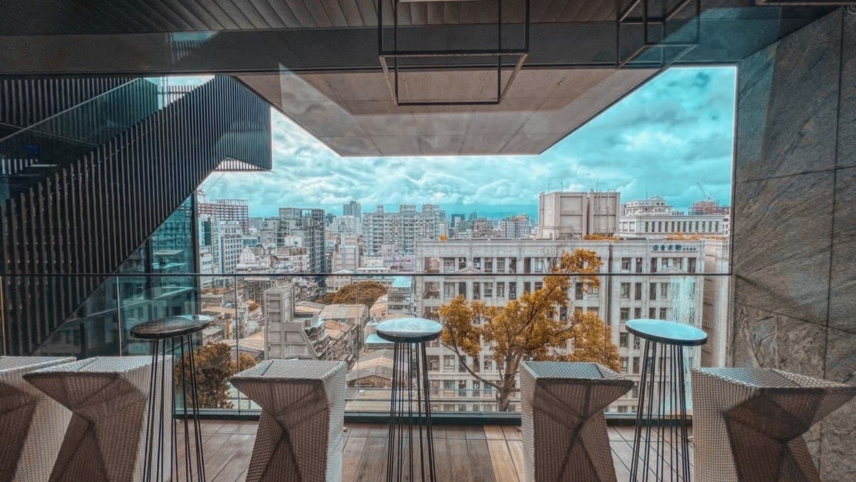 餐檯上各國特色料理可吃，搭配無敵打卡美景用餐超有FU。（圖片提供：台北中山雅樂軒酒店）