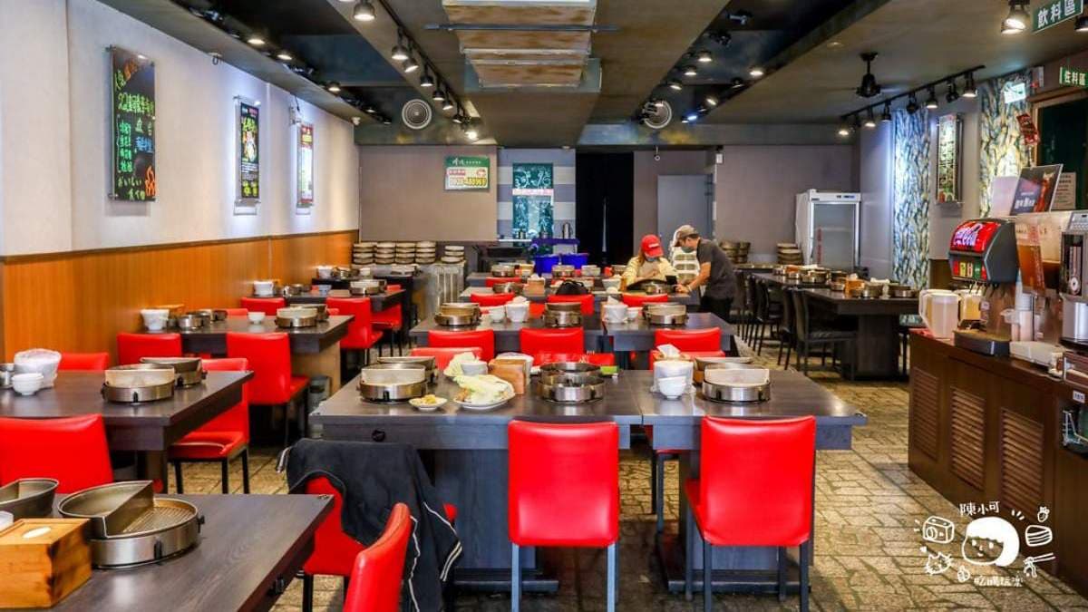 用餐區有２個店面，一邊是純火鍋，另一邊提供火烤兩吃。（圖片來源：陳小可的吃喝玩樂）