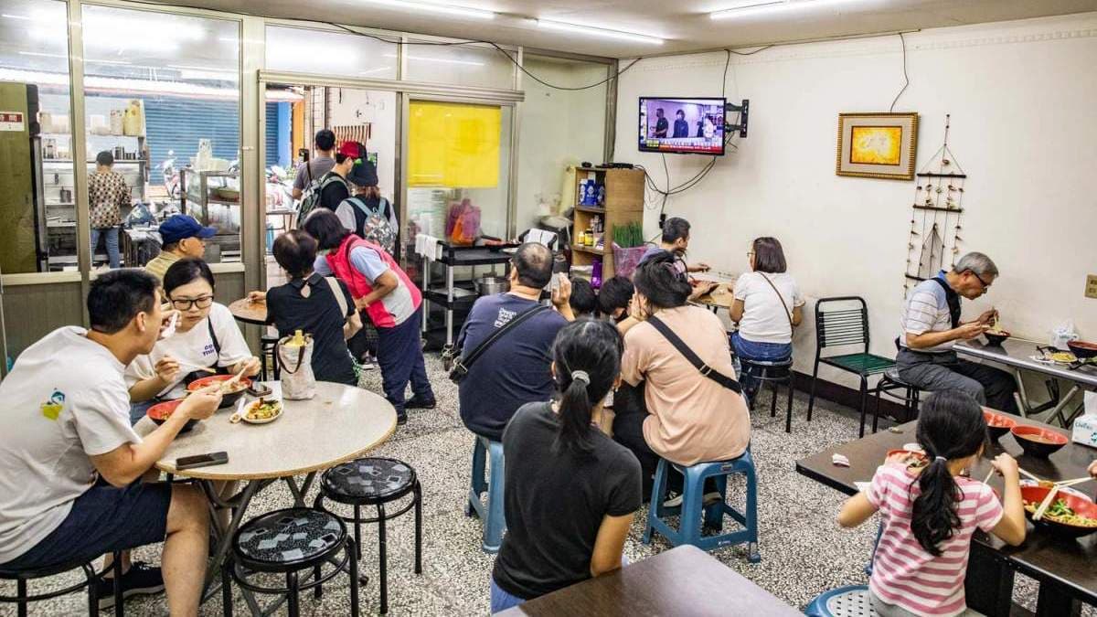 每到用餐時分，店裡總是高朋滿座，深受在地人喜愛。（圖片來源：大手牽小手。玩樂趣）