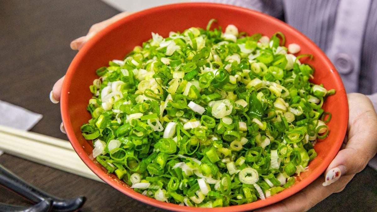 「蔥辣乾拌麵」特色在於上桌時表面堆滿爆量青蔥，用料毫不手軟。（圖片來源：大手牽小手。玩樂趣）