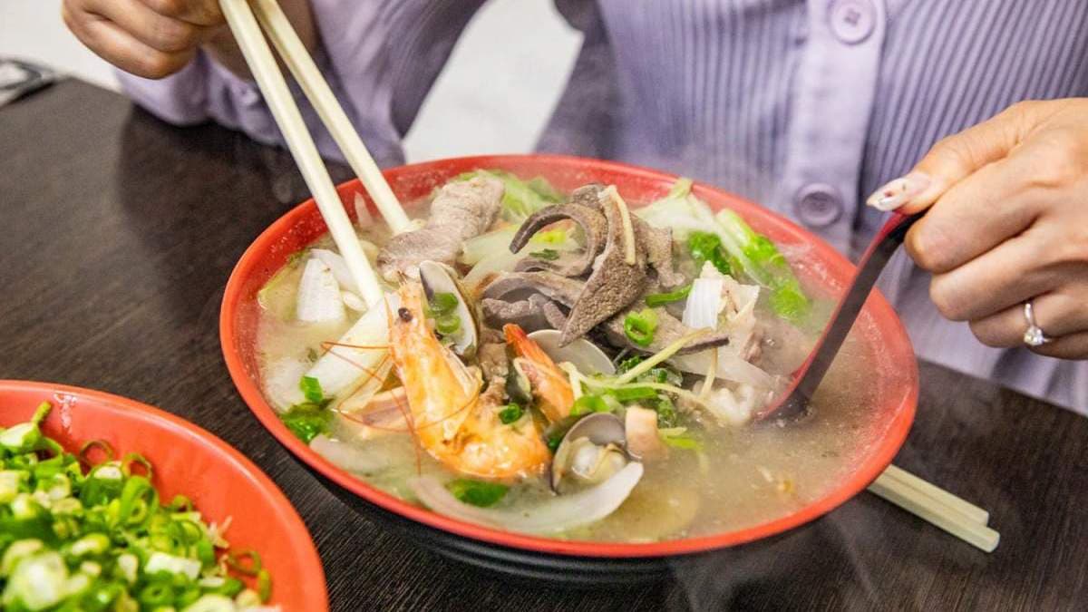 「特製海鮮麵」整碗滿滿都是料，相當澎派。（圖片來源：大手牽小手。玩樂趣）