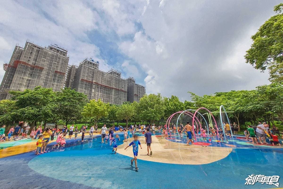 台中人免費玩水！公園戲水區「噴水槍、水霧隧道」超消暑，22公尺溜滑梯放電