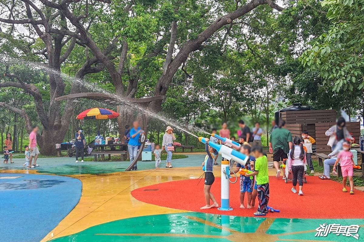 台中人免費玩水！公園戲水區「噴水槍、水霧隧道」超消暑，22公尺溜滑梯放電