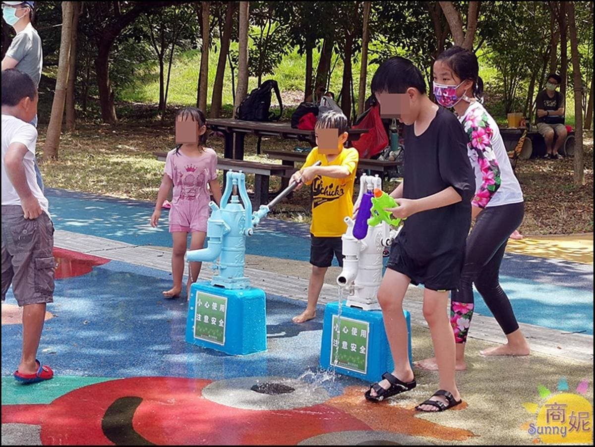 台中人免費玩水！公園戲水區「噴水槍、水霧隧道」超消暑，22公尺溜滑梯放電