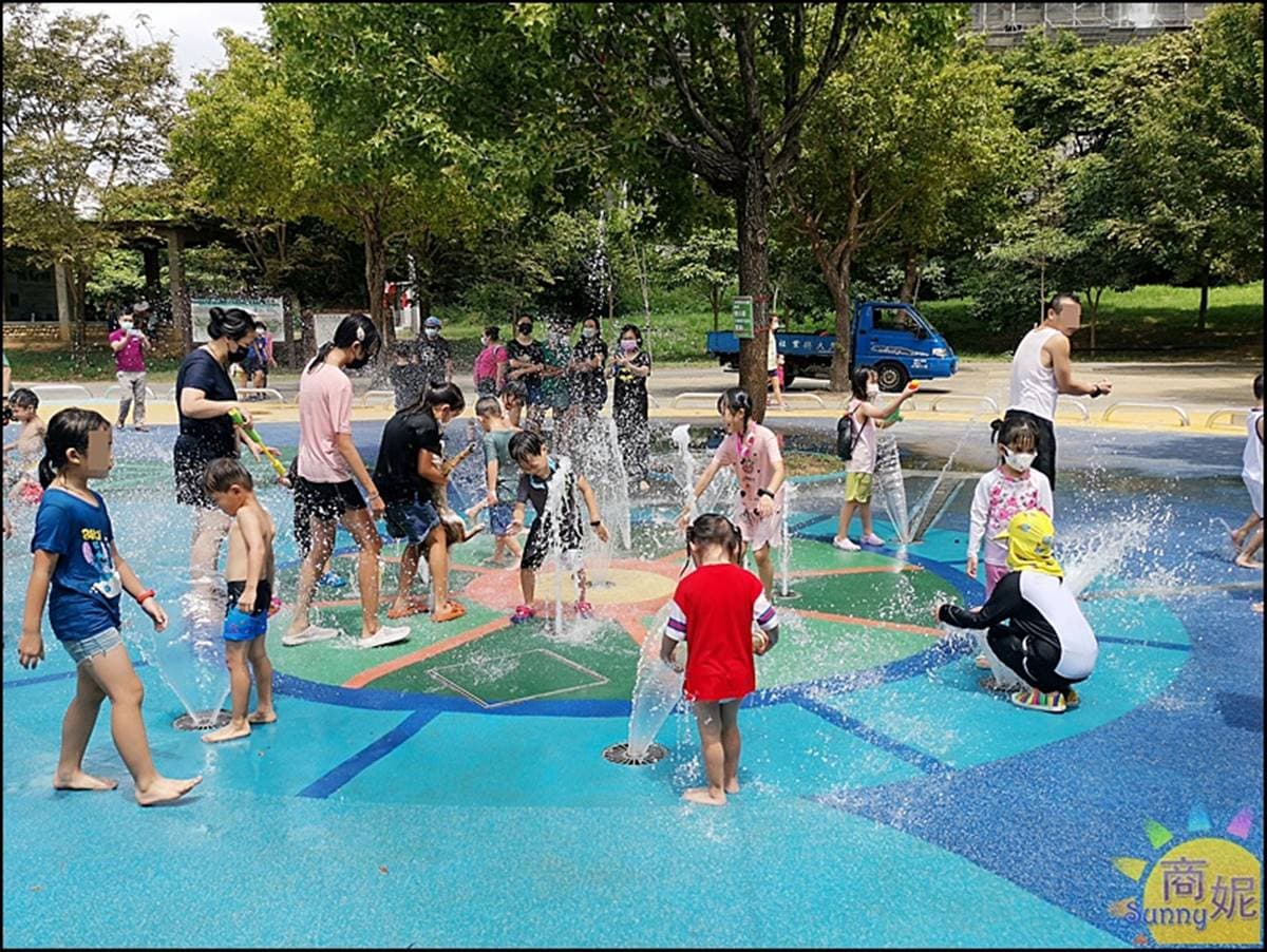 台中人免費玩水！公園戲水區「噴水槍、水霧隧道」超消暑，22公尺溜滑梯放電