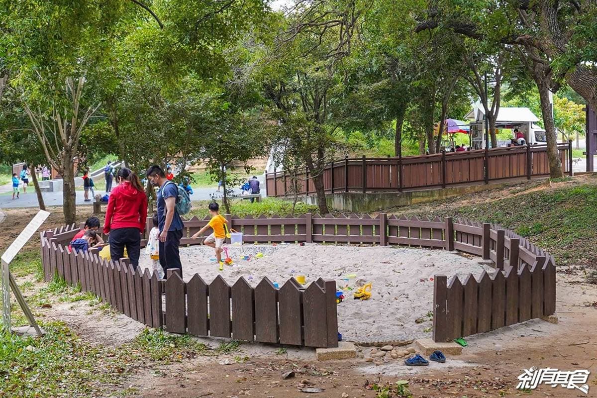 台中人免費玩水！公園戲水區「噴水槍、水霧隧道」超消暑，22公尺溜滑梯放電