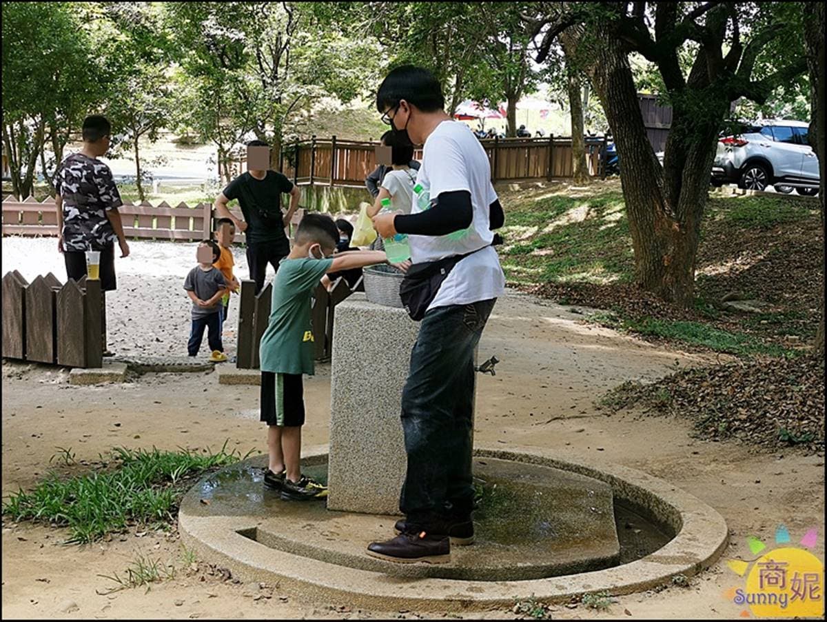 台中人免費玩水！公園戲水區「噴水槍、水霧隧道」超消暑，22公尺溜滑梯放電