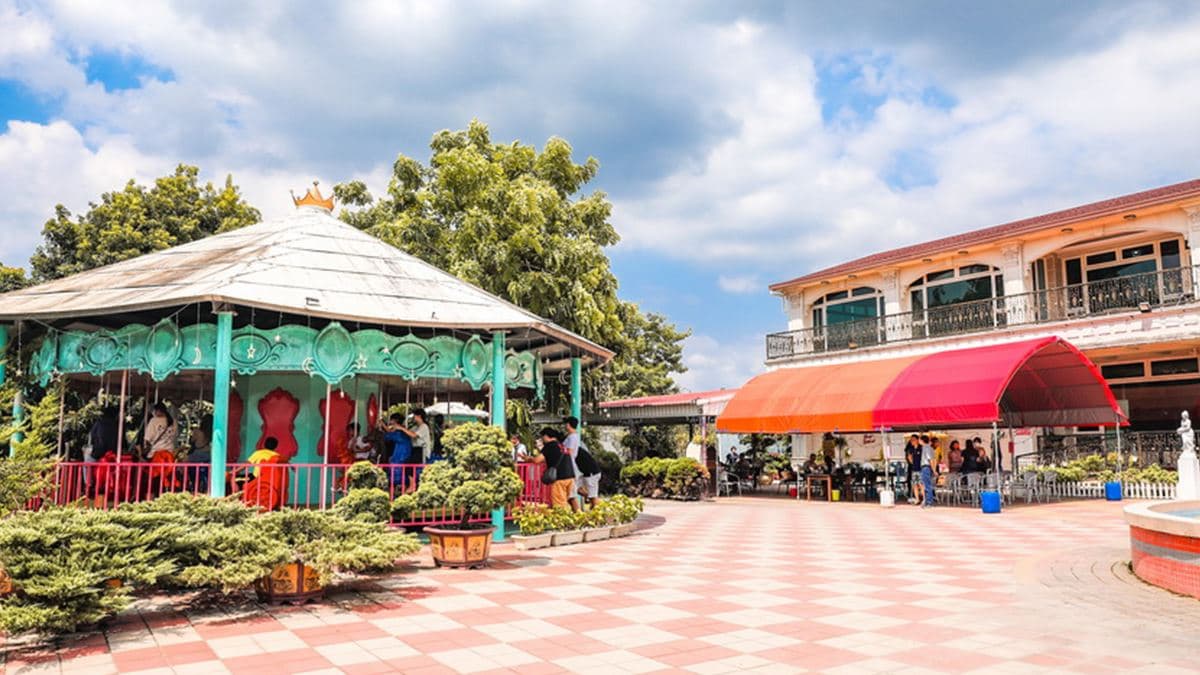 戶外設有旋轉木馬等設施可免費玩。（圖片來源：13‘s幸福食光-旅遊美食部落格）