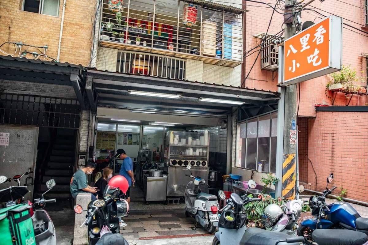 爆量三星蔥堆成山！新北人激推「大碗公麵店」，鮮脆蔥花拌XO醬香辣銷魂