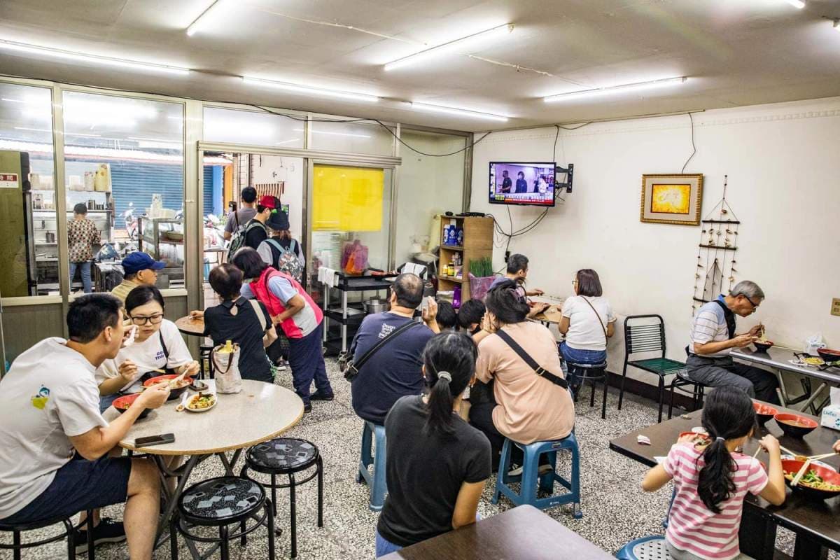 爆量三星蔥堆成山！新北人激推「大碗公麵店」，鮮脆蔥花拌XO醬香辣銷魂