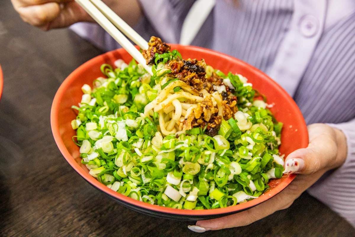 爆量三星蔥堆成山！新北人激推「大碗公麵店」，鮮脆蔥花拌XO醬香辣銷魂