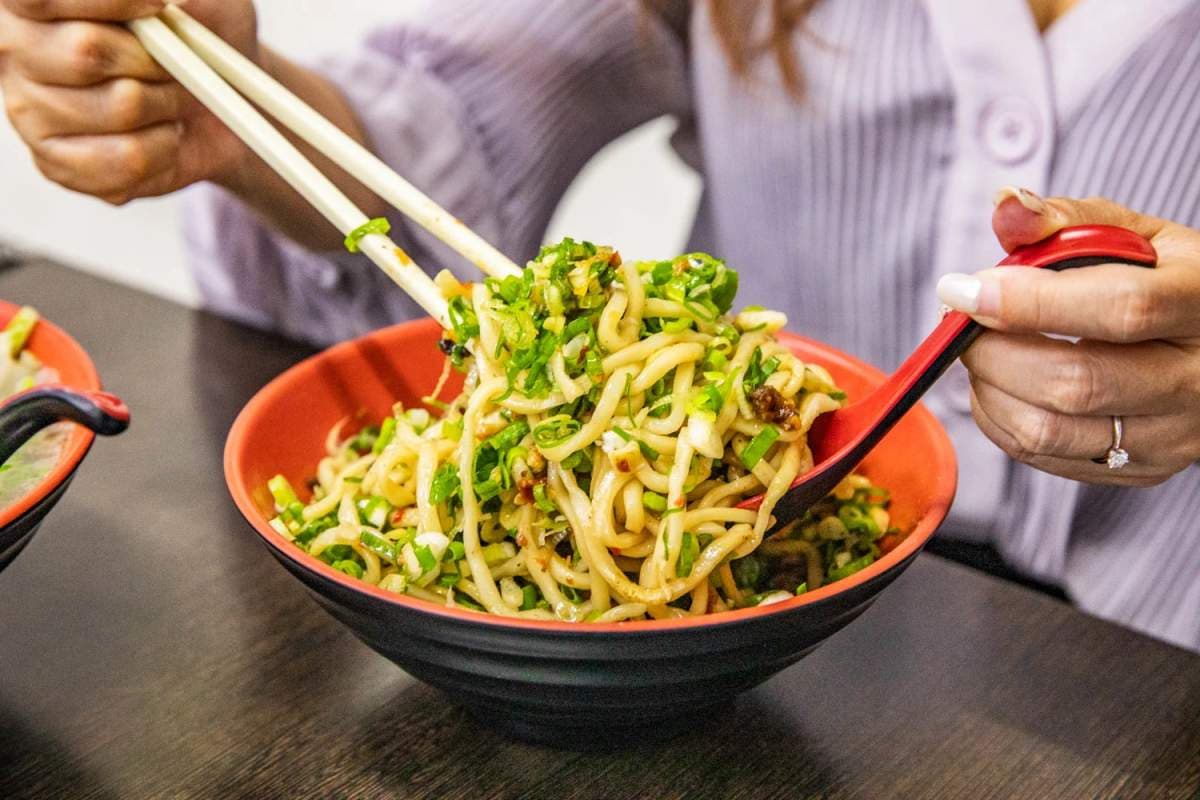爆量三星蔥堆成山！新北人激推「大碗公麵店」，鮮脆蔥花拌XO醬香辣銷魂