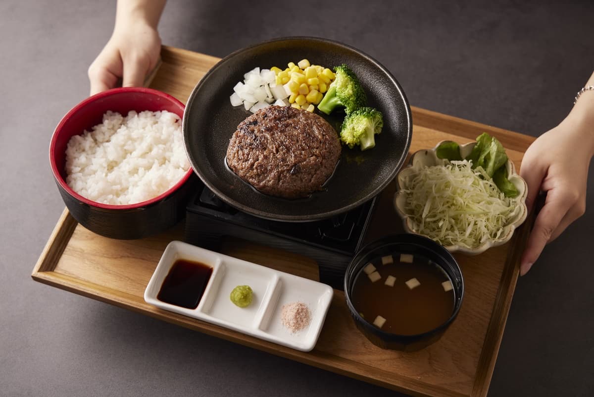 【新開店】免費續飯加湯！日本超夯「福吉漢堡排」買一送一，還能自製和牛炒飯