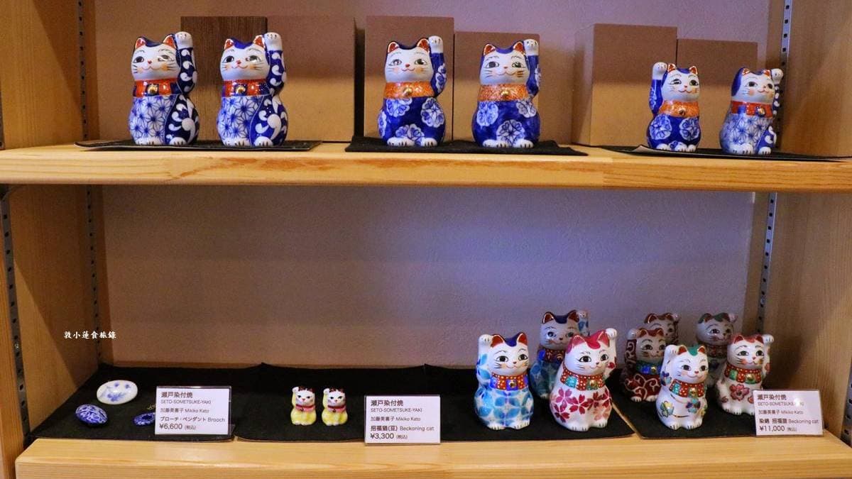 店內同時販售許多招福貓公仔。（圖片來源：敦小蓮の食旅錄）