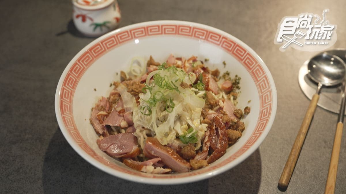 餐廳命名取自臺語「賣麵」的諧音。
