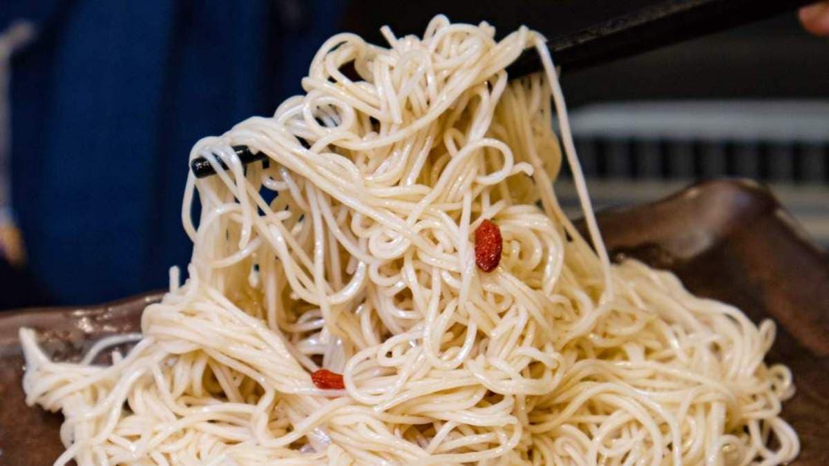 「麻油麵線」選用手工製作、較粗的麵線，吃起來Ｑ勁十足。（圖片來源：貪吃巧達）