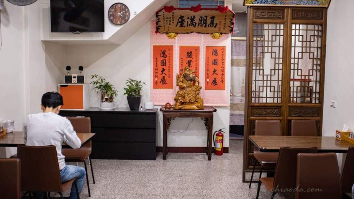 內用空間不大，共有４張４人桌椅，桌距寬敞不擁擠。（圖片來源：貪吃巧達）