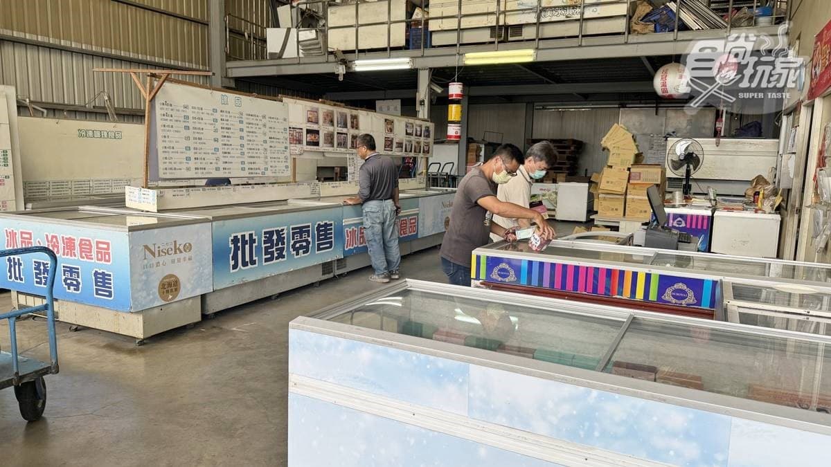 賣場空間雖然不大，商品卻是五花八門，有上百種冰品、食材可任選。