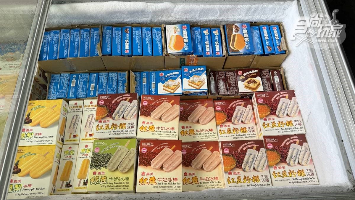 冷藏櫃裡有各種冰淇淋、冰棒、冰品點心，以台灣、日韓品牌為主，通通都是批發價便宜賣。