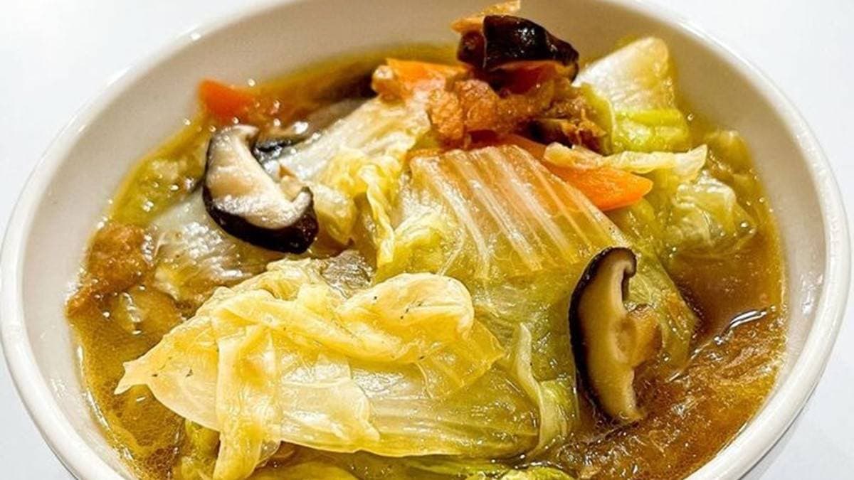 「滷白菜」加了香菇、胡蘿蔔、豆皮等增添口感，吃得出滿滿蔬菜鮮甜。（圖片來源：米其林指南）