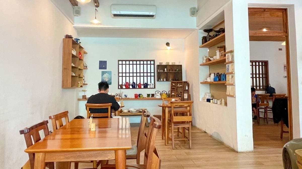 室內裝潢以白牆搭配上原木色系的桌椅，打造清爽舒適的用餐空間。（圖片來源：薇琪&吉米の生活小札記）