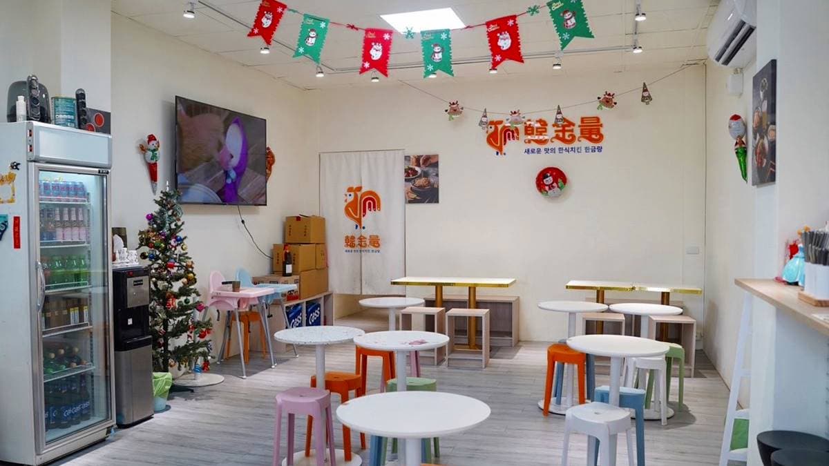用餐空間走家庭式裝潢，溫馨寬敞又舒適，內用餐具、飲料都是自取。（圖片來源：阿華田的美食日記）