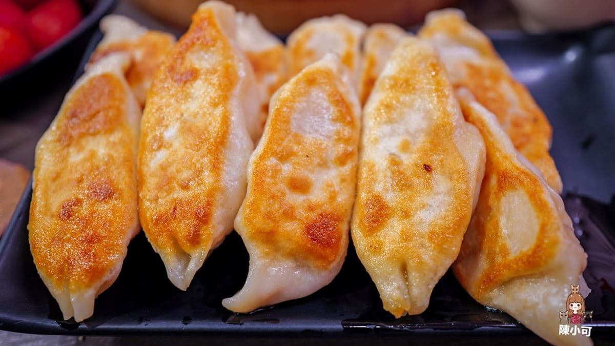 「三鮮鍋貼」內餡飽滿，吃起來頗有層次。（圖片來源：陳小可的吃喝玩樂）