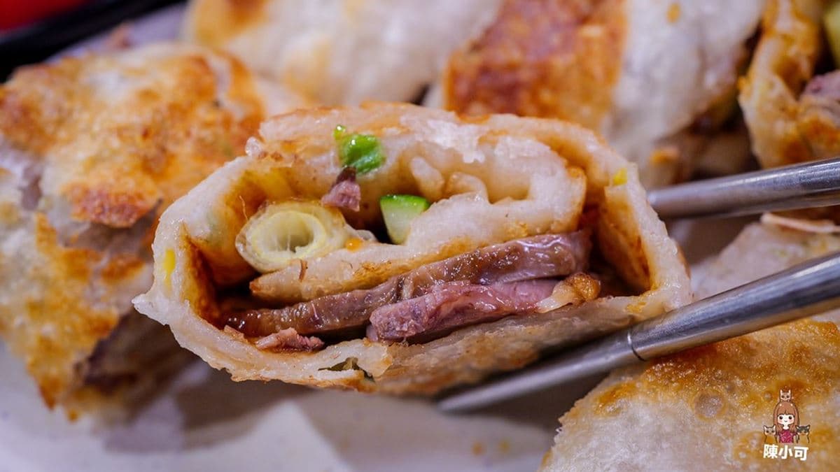 「大餅捲牛肉」餅皮酥香不油膩。（圖片來源：陳小可的吃喝玩樂）