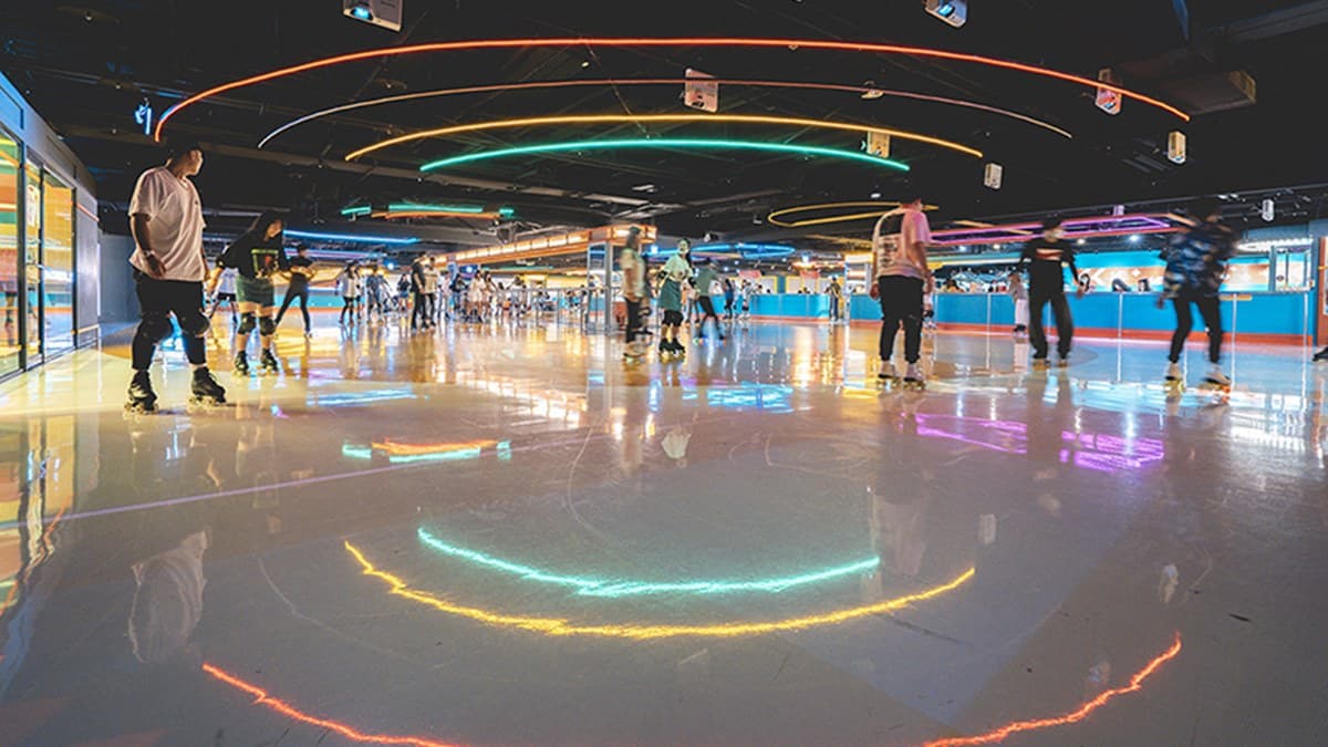 館內占地約400坪，充滿各種霓虹燈復古造景。（圖片來源：旅行履行中）