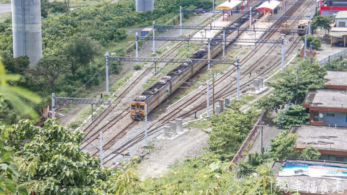 大橋下方也有火車行駛經過的意境畫面。（圖片來源：13's幸福食光）