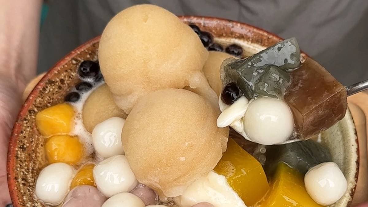 配料推薦「綜合粉粿」吃得到：黃槴子粉粿、黑糖粉粿、艾草粉粿共３種口味。（圖片來源：阿華田的美食日記）