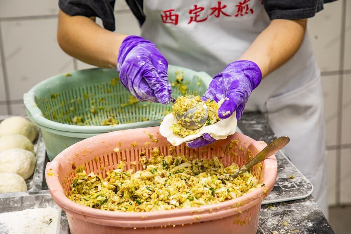 起鍋5分鐘掃空!日賣千顆「黃金水煎包」基隆老字號,皮薄餡多每一口都爆汁 起鍋5分鐘掃空!日賣千顆「黃金水煎包」基隆老字號,皮薄餡多每一口都爆汁