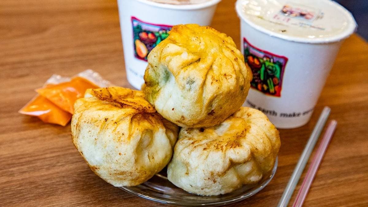 「西定水煎包」擁有金黃誘人的酥脆外皮，被譽為基隆水煎包霸主。（圖片來源：大手牽小手。玩樂趣）