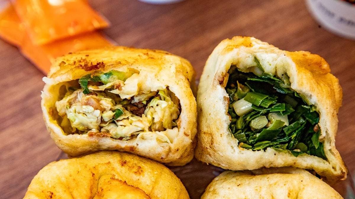 水煎包口味有豬肉高麗菜、韭菜共２種。（圖片來源：大手牽小手。玩樂趣）