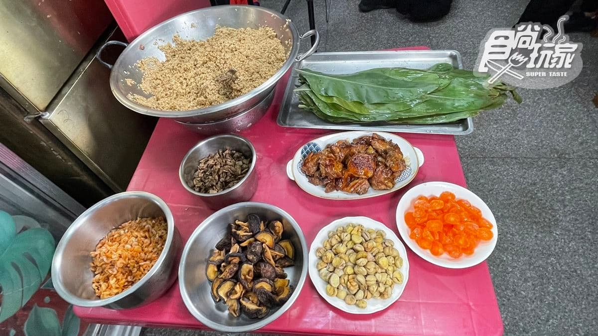 食材豐富，有雞腿肉、糯米、香菇、蛋黃等。