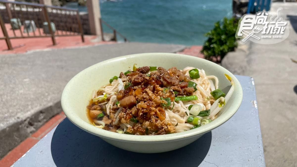 「萬里桐阿嬤麵店」主打古早味美食小吃。