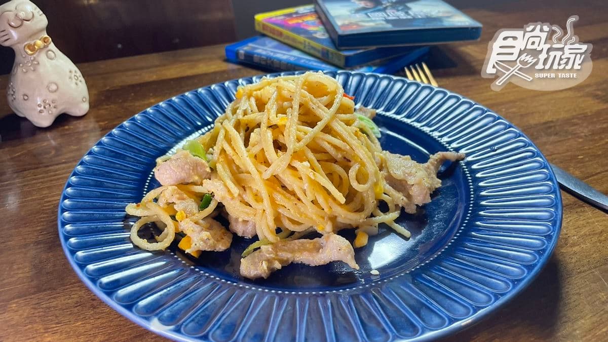 「辣炒蒜苗松阪豬拌鹹蛋義大利麵」以鹹蛋黃和松阪豬為主，麵條和豬肉都沾滿了鹹蛋黃的濃郁味道。