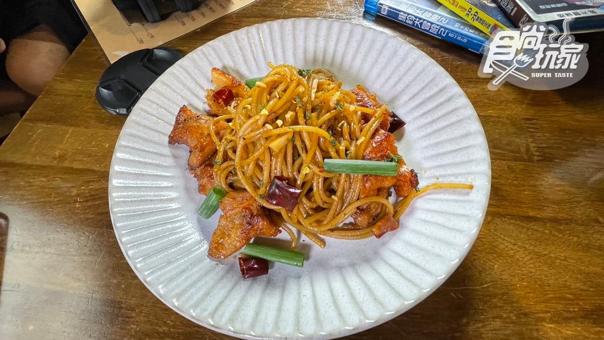 「宮保椒麻雞腿排義大利麵」結合了義式、泰式和中式的風味，非常特別。