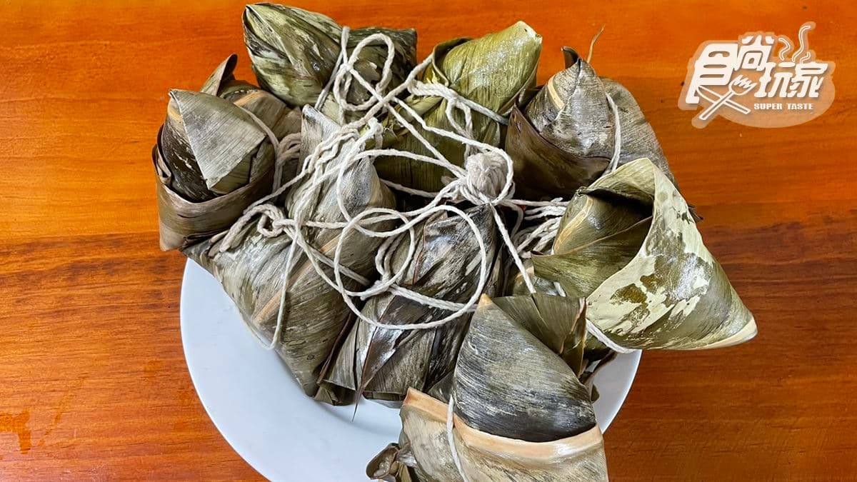 包好後綁緊粽子，確保米飯扎實且不會散開。
